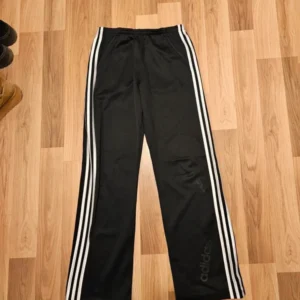 Szerokie Dresy adidas czarne trzy paski