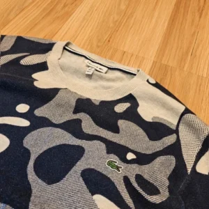 Lacoste sweter szary retro camo print