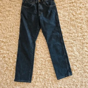 Wrangler granatowe jeansy straight leg Raw