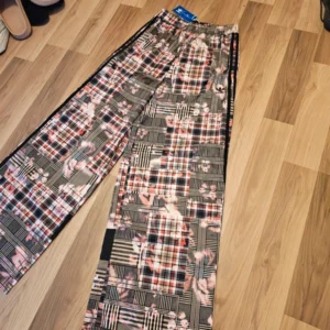 Adidas szerokie dresy w print kwiaty NOWE