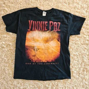 Vintage graphic tee czarna koszulka yinnie poz