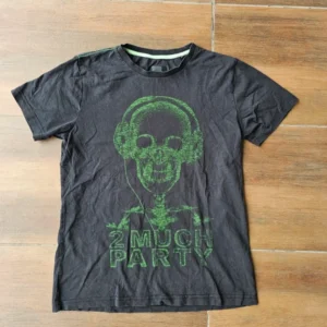 Vintage graphic tee 2 much party